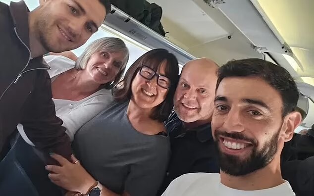 Bruno Fernandes med några passagerare på flyget från Manchester till Lissabon