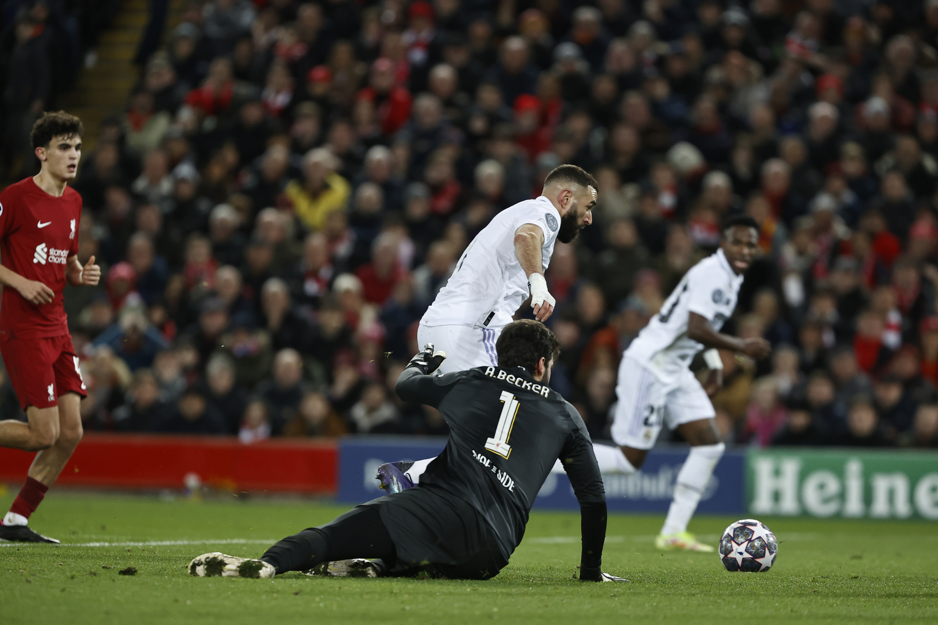 Benzema, marca un gol al Liverpool en el estadio Anfield Road en un partido que terminó 2-5.<br><br>