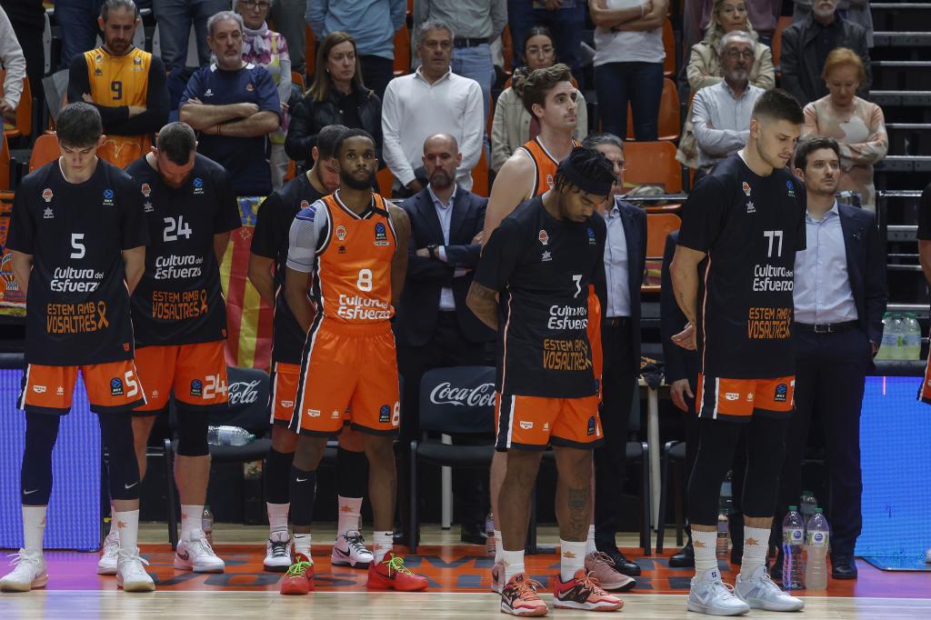 Piłkarze Valencia Basket podczas minuty ciszy.