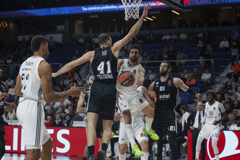 Facundo Campazzo asystuje Walterowi Tavaresowi.