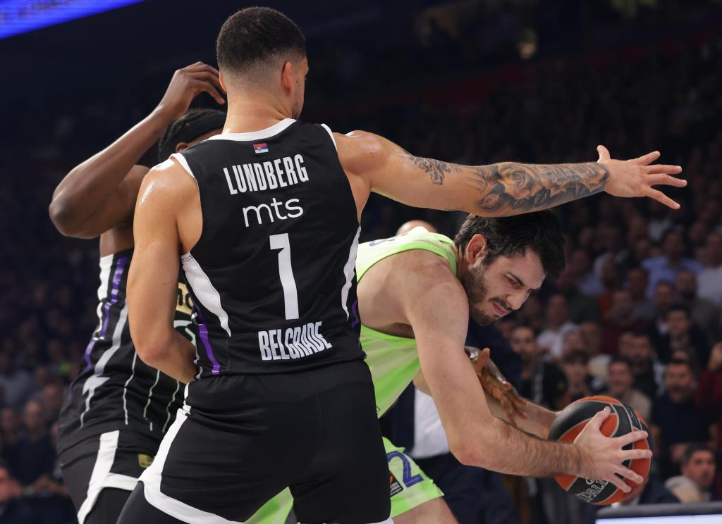 Alex Abrines trata de jugar un balón ante la presión de Lundberg y Frank Ntilikina.