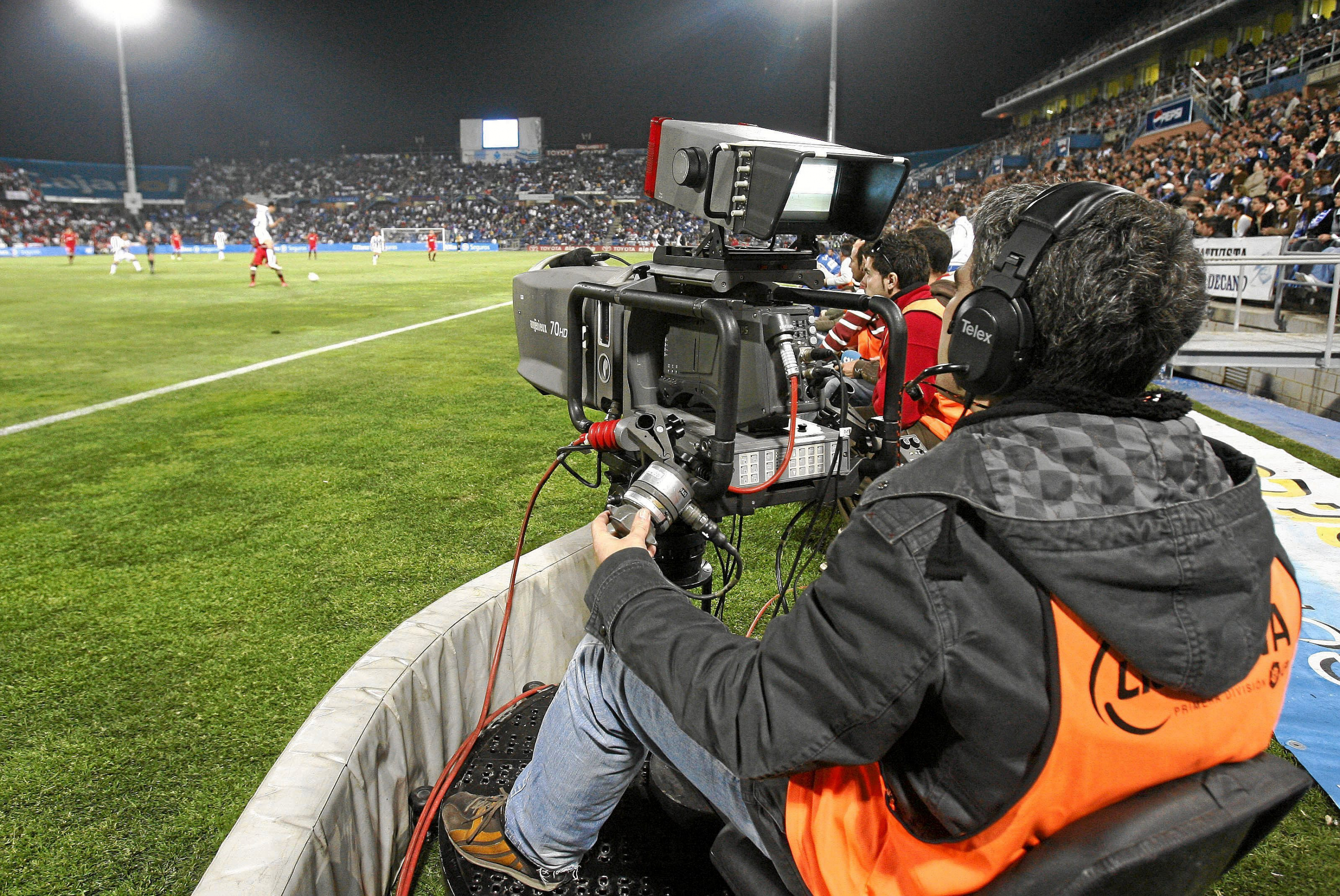 Cámara de televisión en un partido de LaLiga.