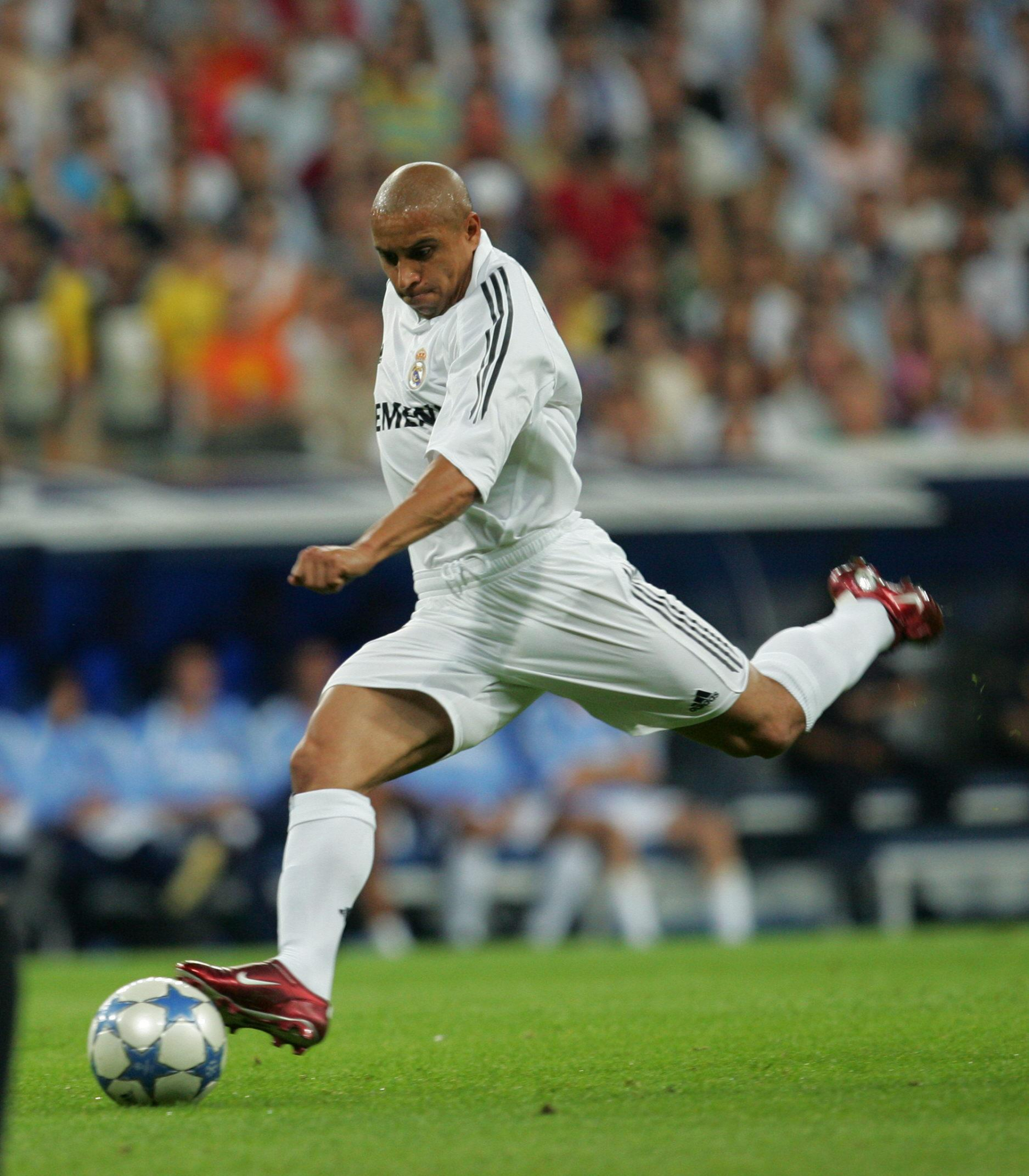 Roberto Carlos is about to hit the ball