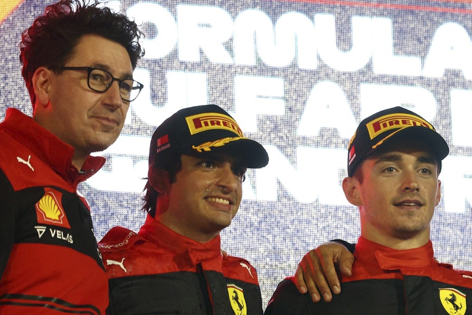 Binotto con Sainz y Leclerc en Ferrari