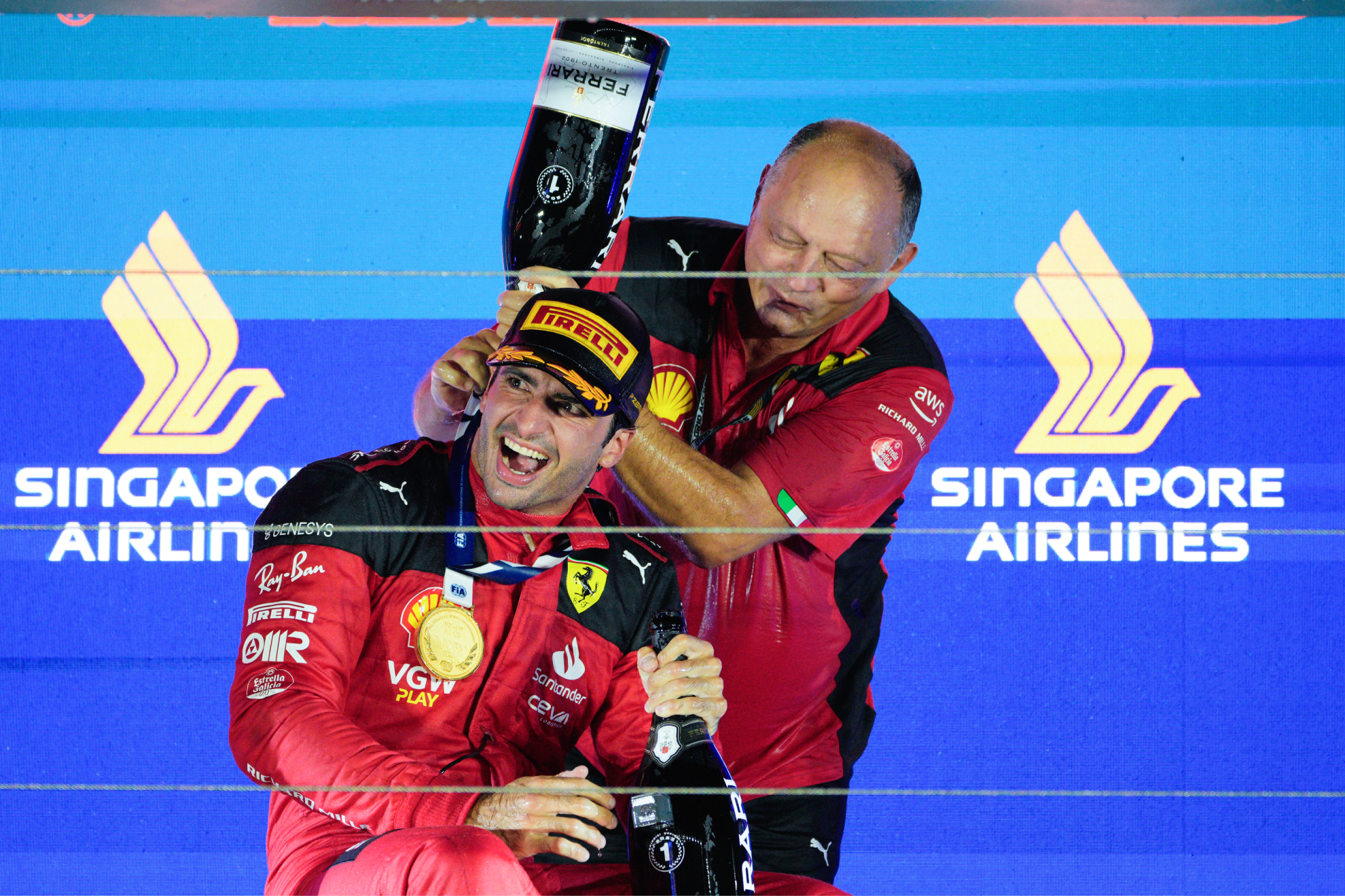 Carlos Sainz y Frédéric Vasseur celebrando su victoria en Singapur