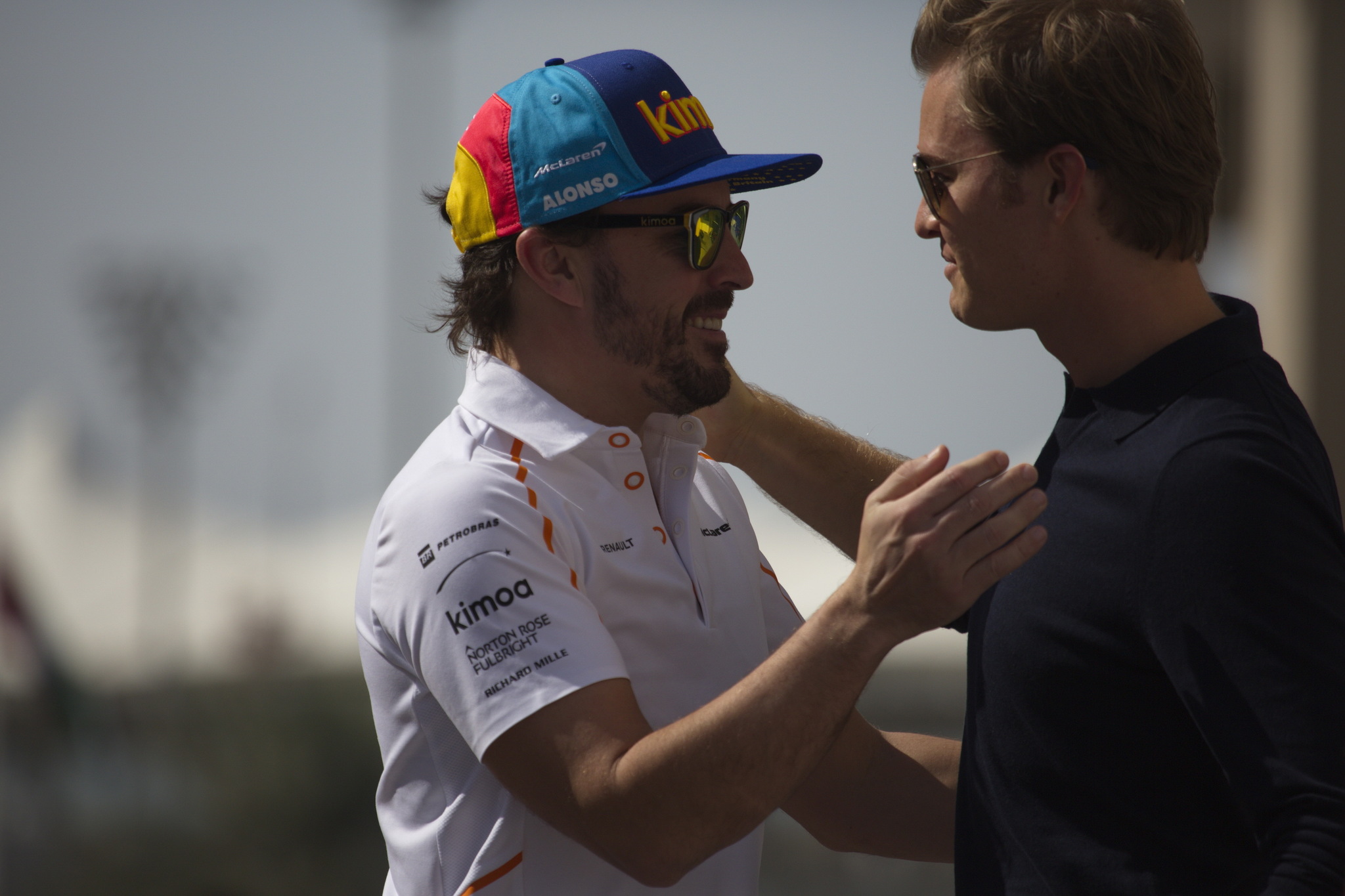 Nico Rosberg con Fernando Alonso en Abu Dhabi