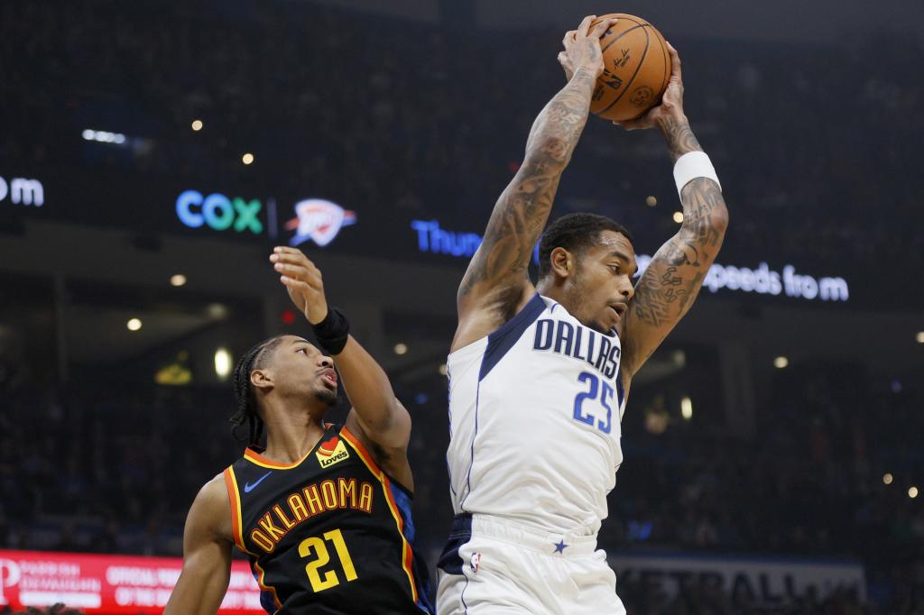 Napastnik Dallas Mavericks, PJ Washington (25), zbiera się wraz z obrońcą Oklahoma City Thunder Aaronem Wigginsem (21) podczas pierwszej połowy meczu koszykówki NBA, który odbędzie się w niedzielę, 17 listopada 2024 r. w Oklahoma City. (AP Photo/Nate Billings)