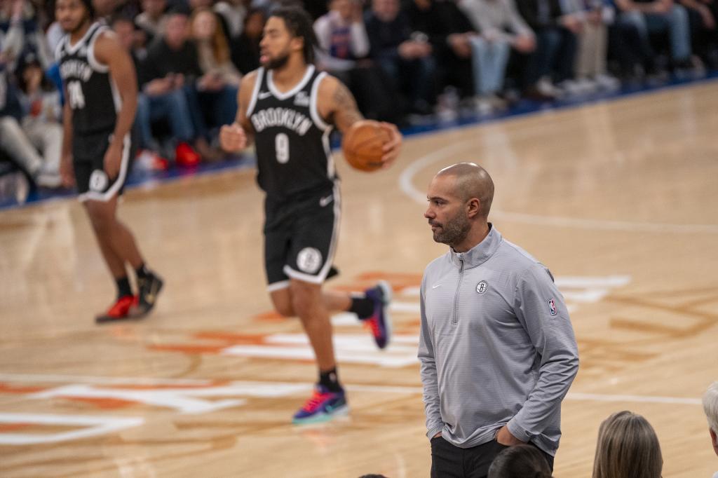 AME8612. NOWY JORK (STANY ZJEDNOCZONE), 17.11.2024. – Trener Jordi Fernández podczas meczu NBA pomiędzy New York Knicks i Brooklyn Nets w tę niedzielę w Madison Square Garden w Nowym Jorku (USA). EFE/Ángel Colmenares