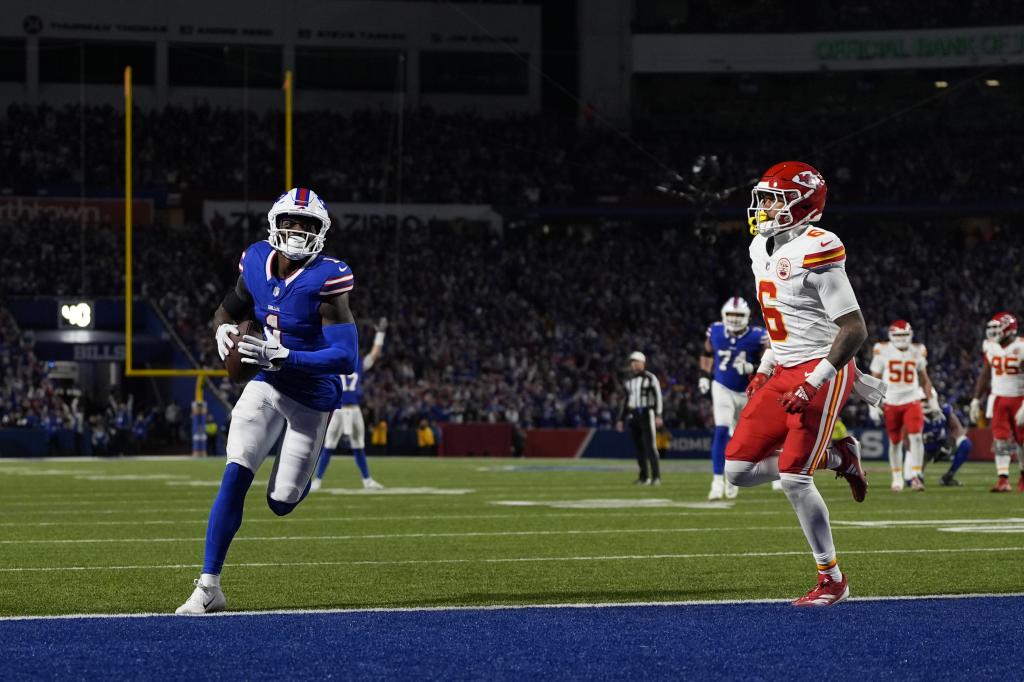 Skrzydłowy Buffalo Bills Curtis Samuel strzela obok bezpieczeństwa Kansas City Chiefs Bryana Cooka (6) w drugiej połowie meczu piłkarskiego NFL Niedziela, 17 listopada 2024 r. w Orchard Park w stanie Nowy Jork (AP Photo/Julia Demaree Nikhinson)