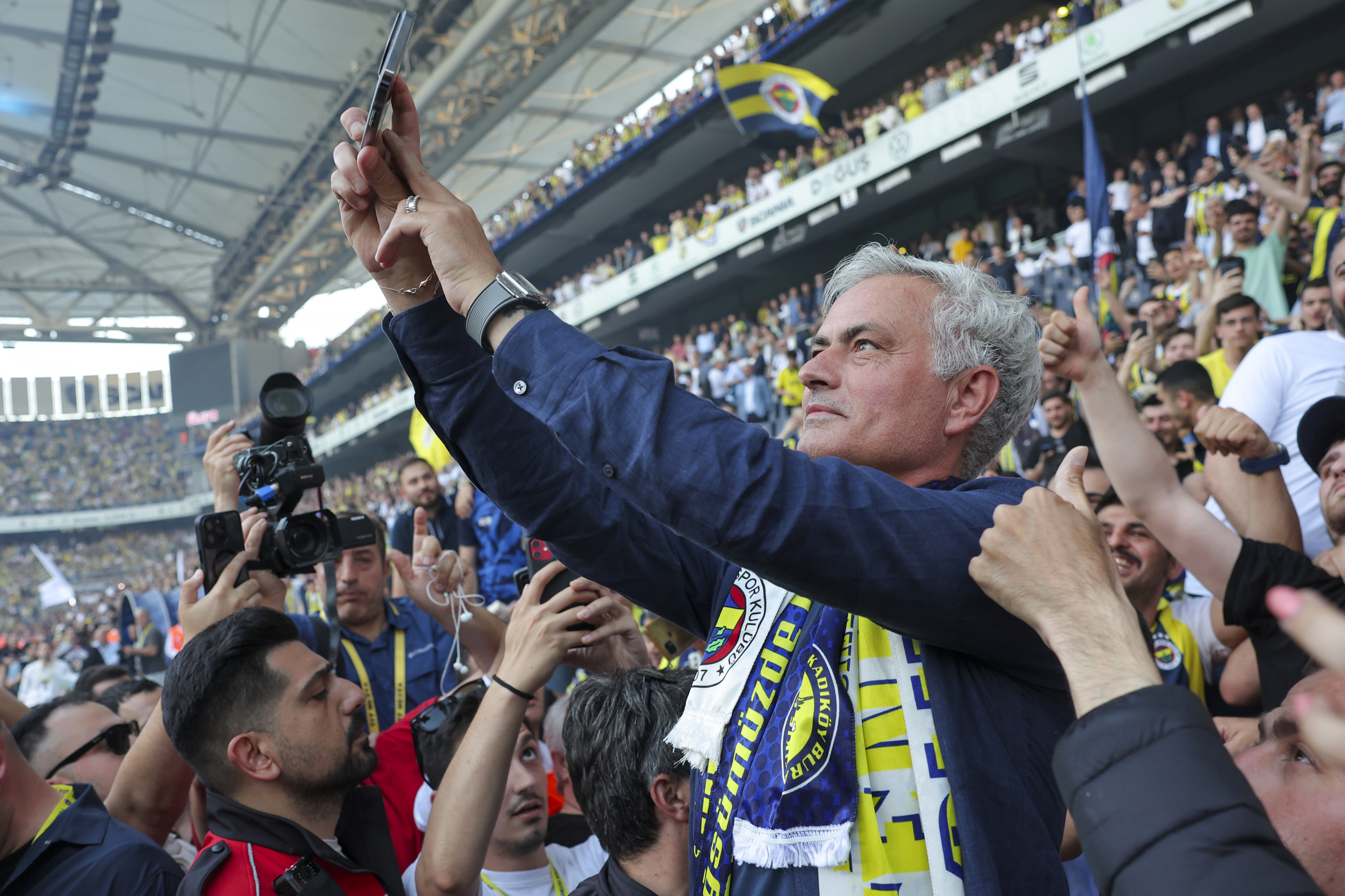 Mourinho podczas swojej prezentacji z Fenerbahce.