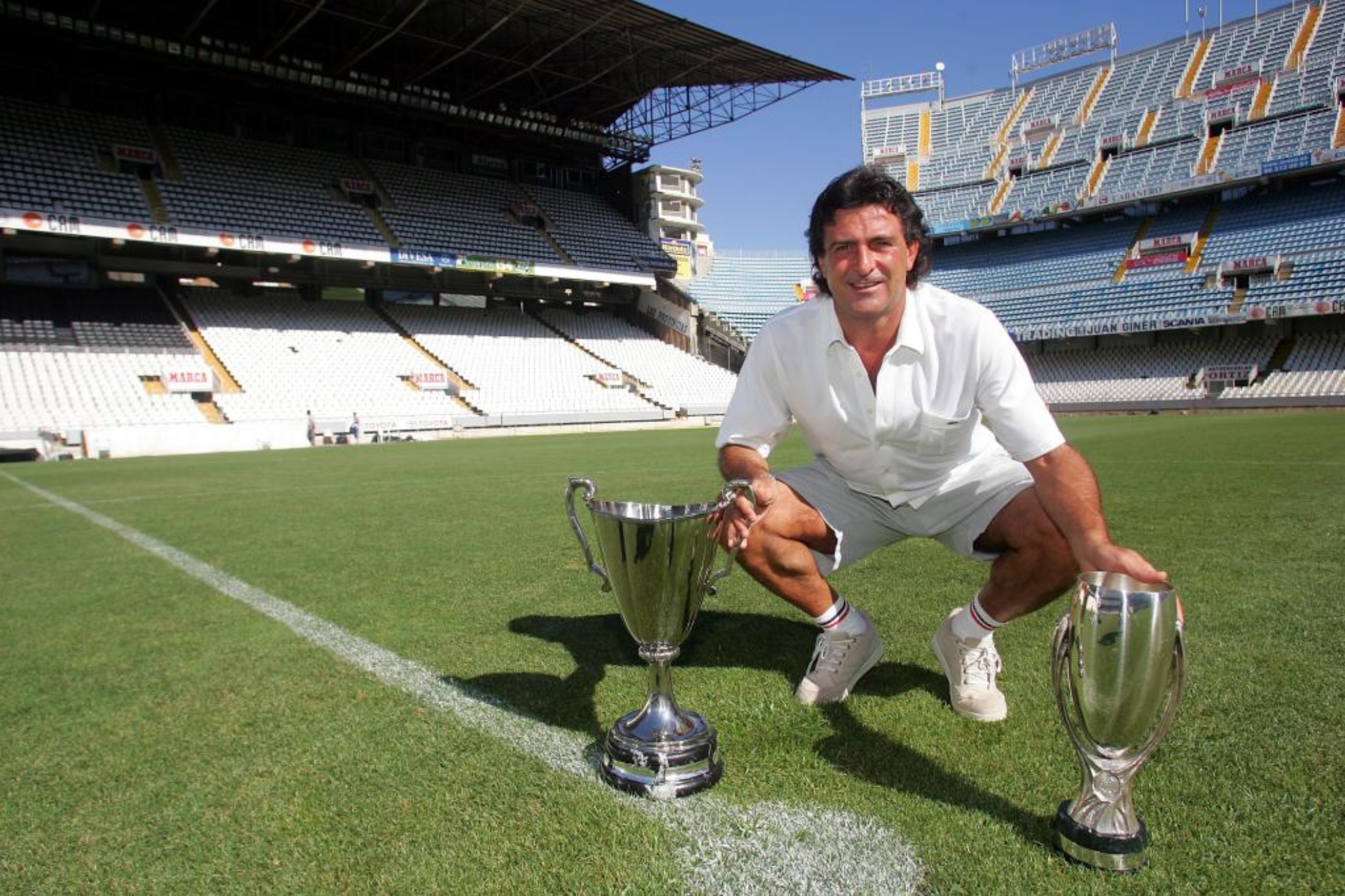 Mario Kempes con la Recopa y la Supercopa obtenida con el Valencia.