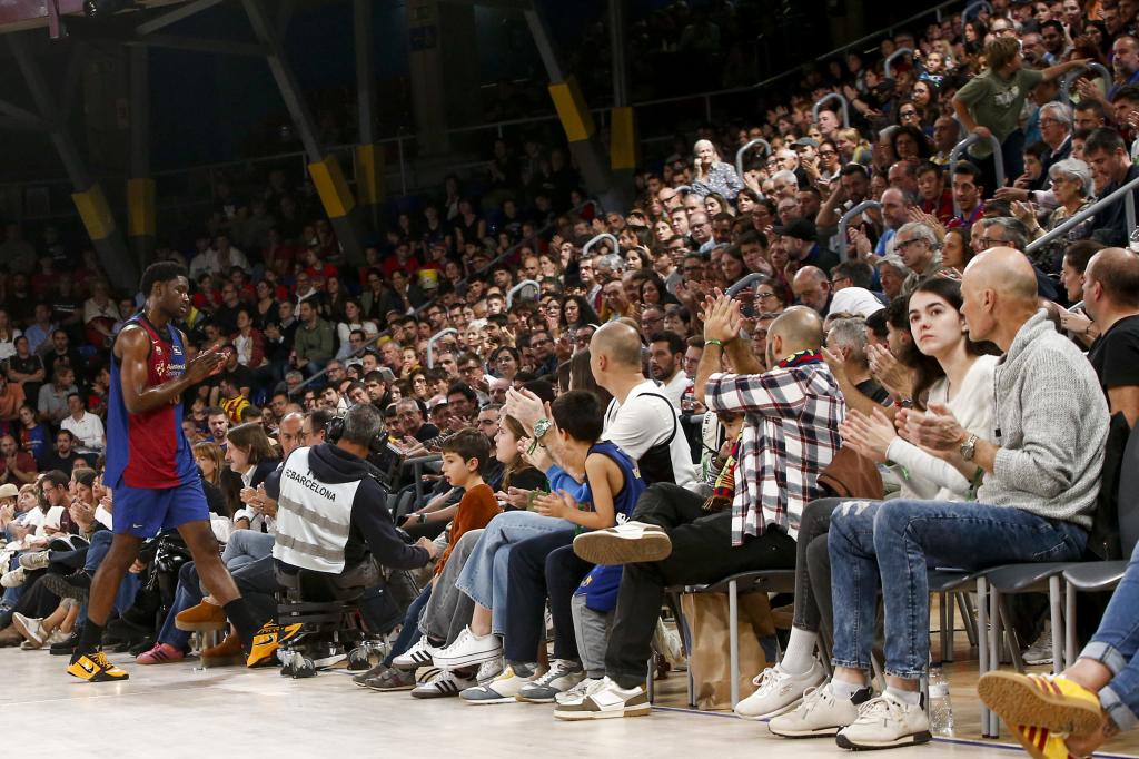 BARCELONA, 17.11.2024. – Chimezie Metu (i), napastnik Barcelony z Ameryki Północnej, przechodzi na emeryturę po kontuzji podczas 8. kolejki meczu Endesa League, który Barça zagra z Valencia Basket w tę niedzielę w Palau Blaugrana w Barcelonie. EFE/Quique García