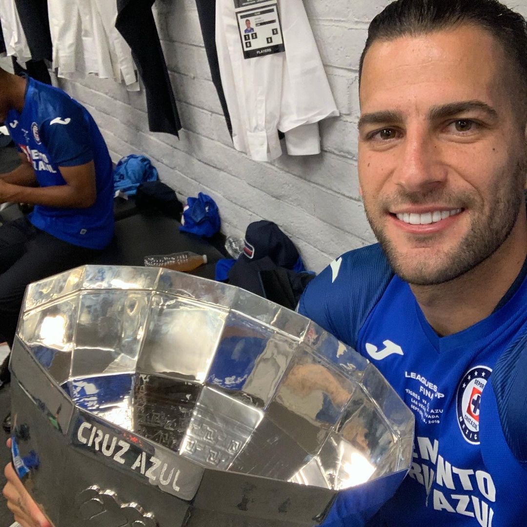 Edgar Méndez con el trofeo de campeón de la Copa de la Liga