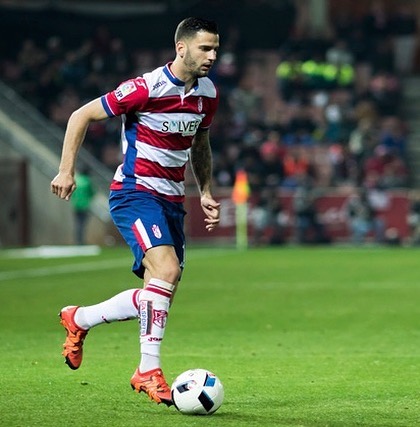 Edgar Méndez en un partido con el Granada