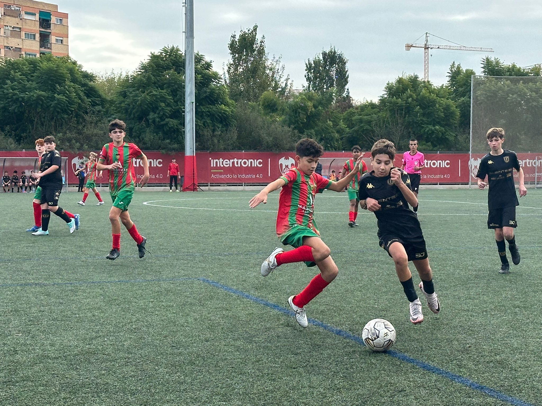 Dos chavales pelean por un balón en uno de los partidos del fin de semana