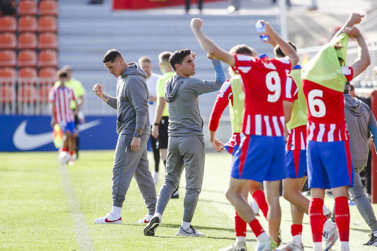 Fernando Torres y los jugadores del Atlético B celebrando el triunfo ante el Mérida.