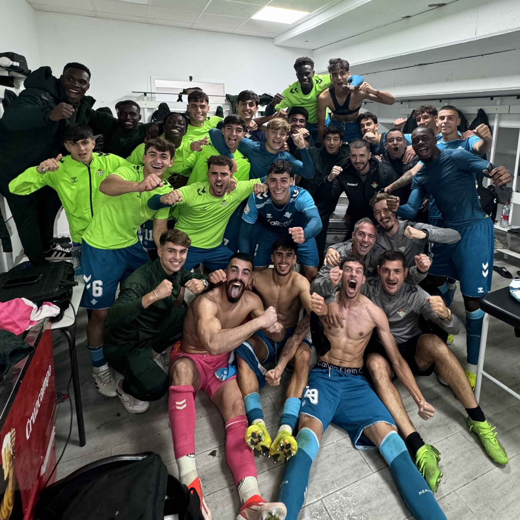 Los jugadores del Betis Deportivo posando tras un partido.