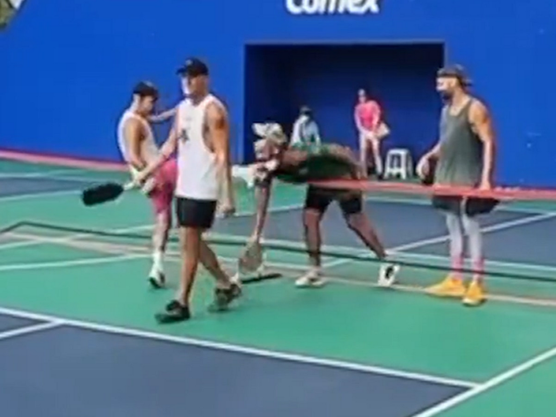 Un jugador de pickleball le pega una patada en la cabeza a un rival y lo deja KO