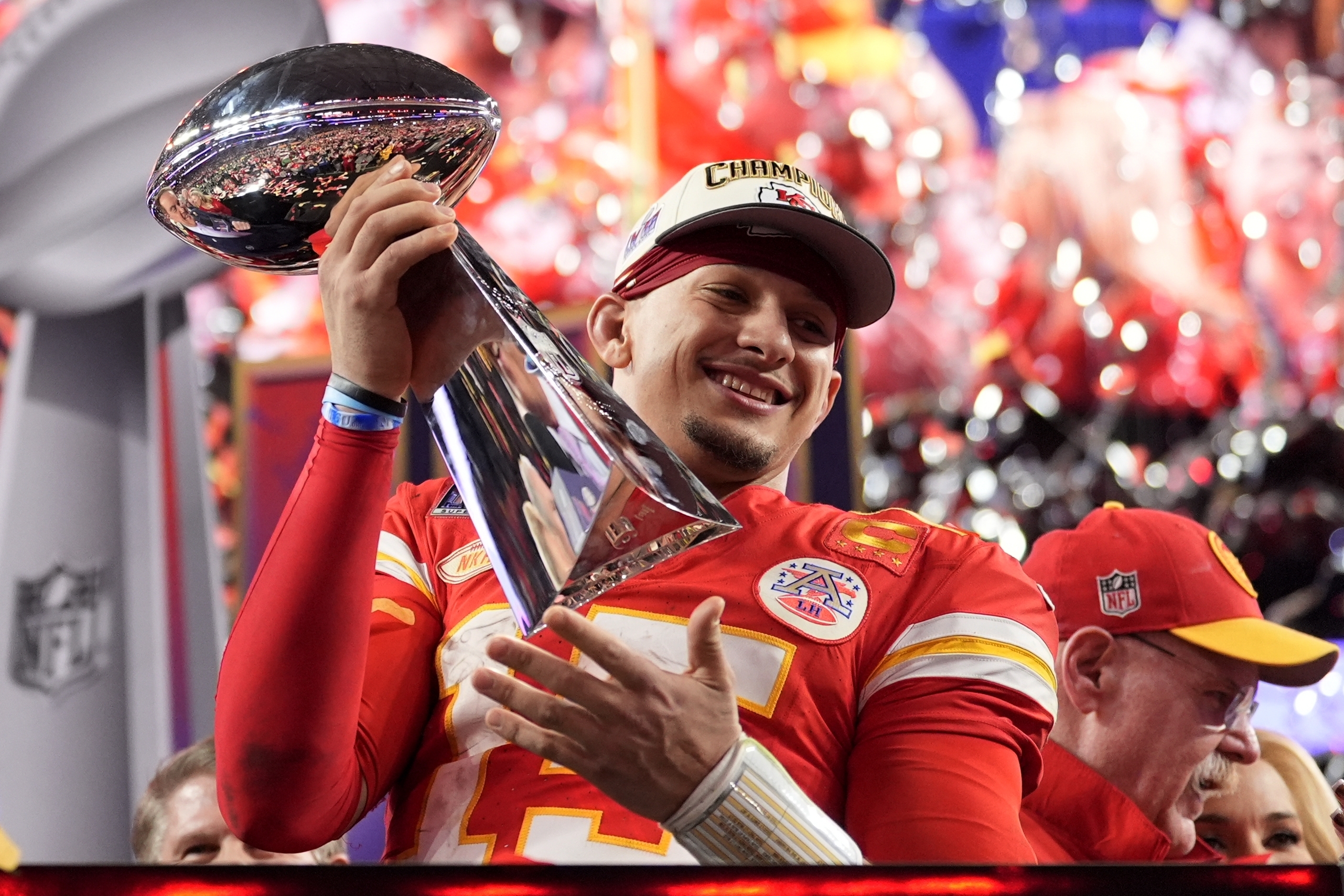 Patrick Mahome świętuje zwycięstwo drużyny Kansas City Chiefs w 204. meczu Super Bowl NFL