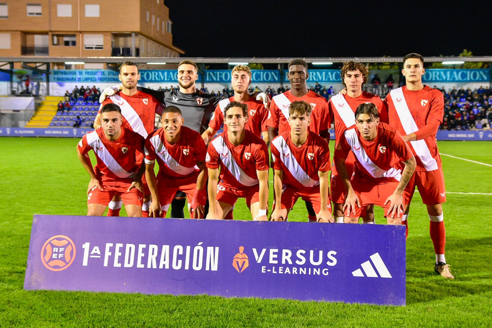 Los jugadores del Sevilla Atlético posando en su visita a Alcoy.