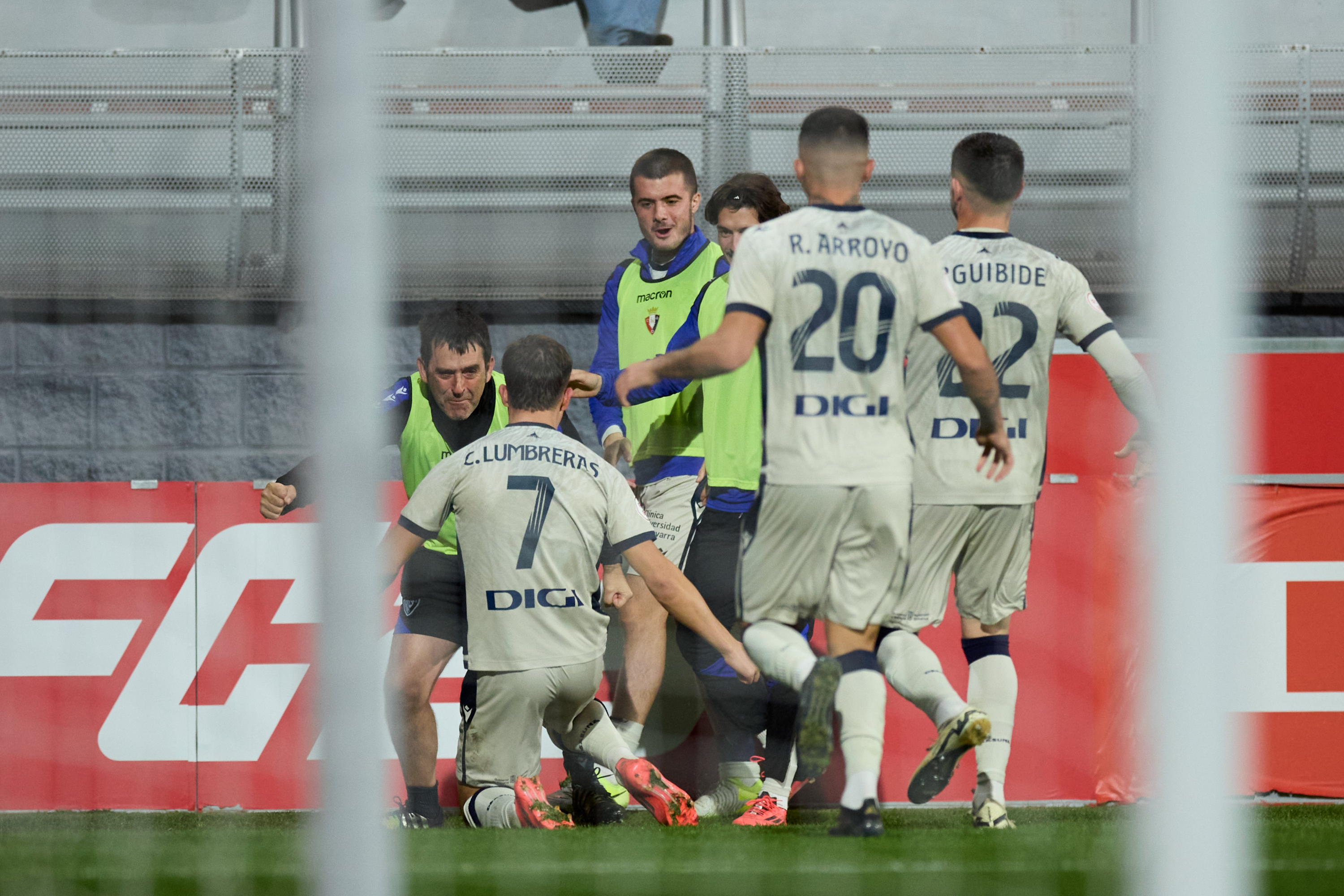 Los jugadores de Osasuna Promesas celebrando el gol del triunfo ante el Bilbao Athletic.