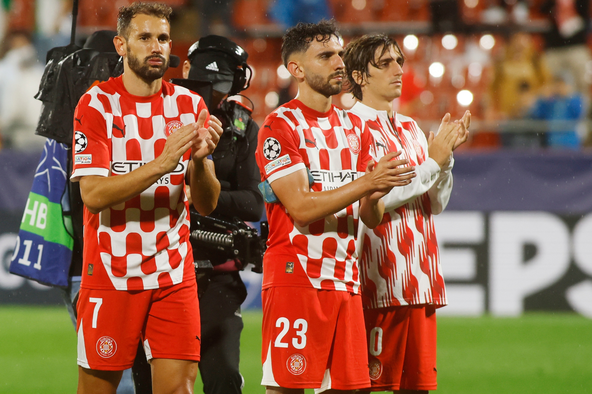 Stuani (i), Iván Martín (c) y Bryan Gil (d) durante un partido contra el Girona