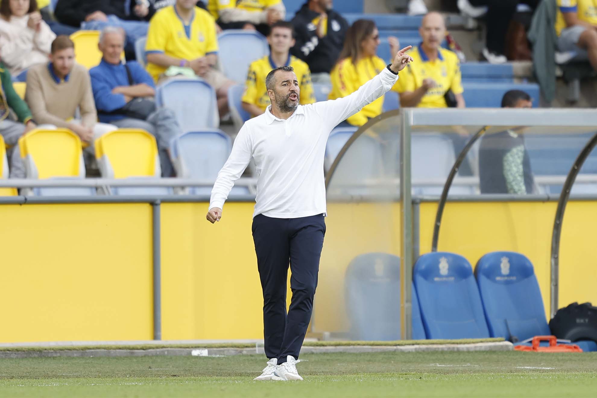 Diego Martínez da instrucciones durante un partido de Las Palmas en el estadio Gran Canaria.