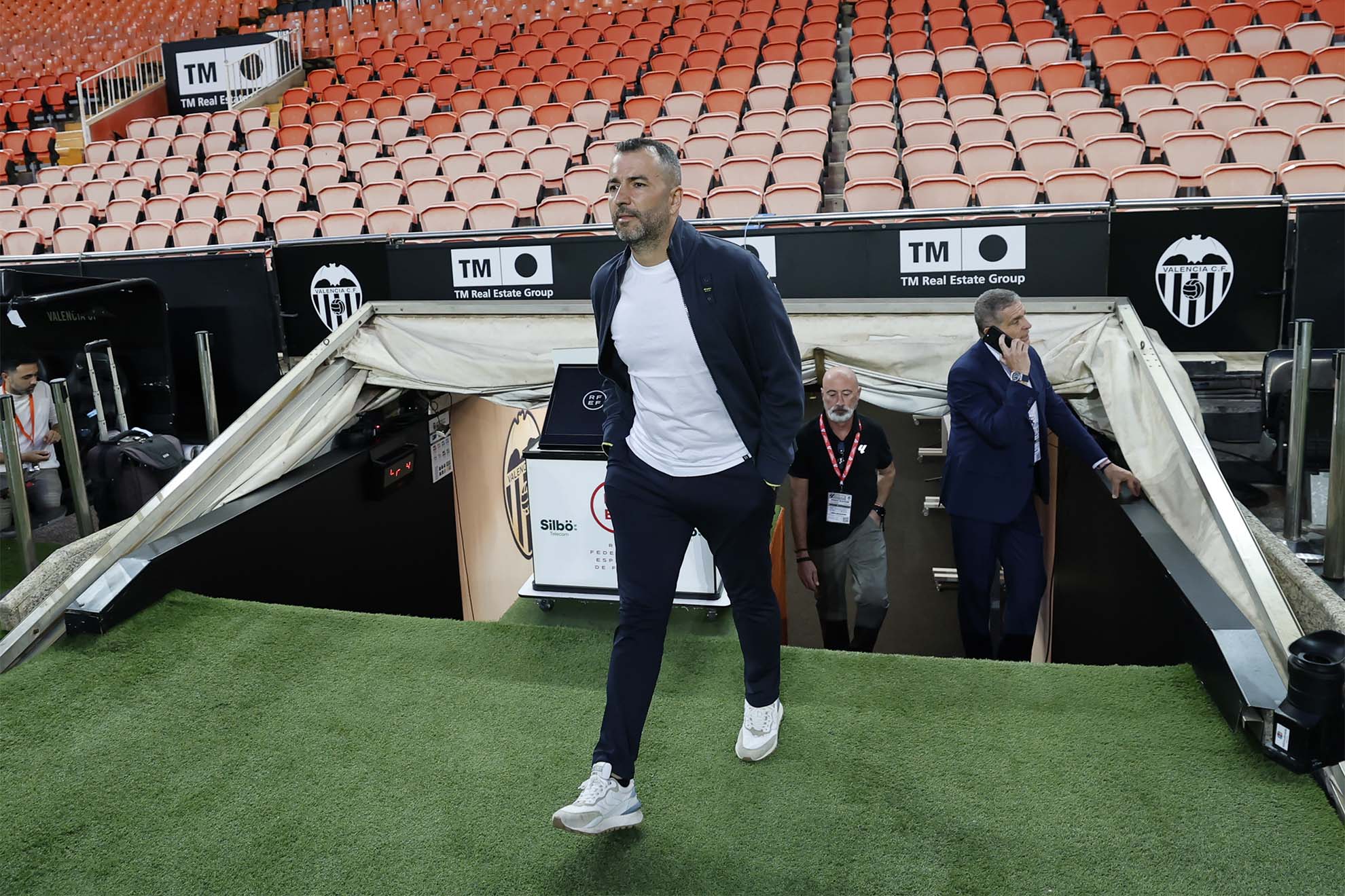 Diego Martínez salta al césped de Mestalla el día de su debut con Las Palmas