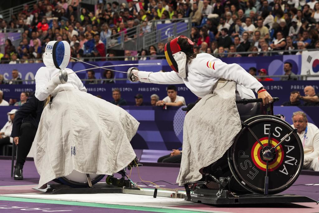 Judith Rodríguez en su combate de octavos de final de espada en el Gran Palais de París.