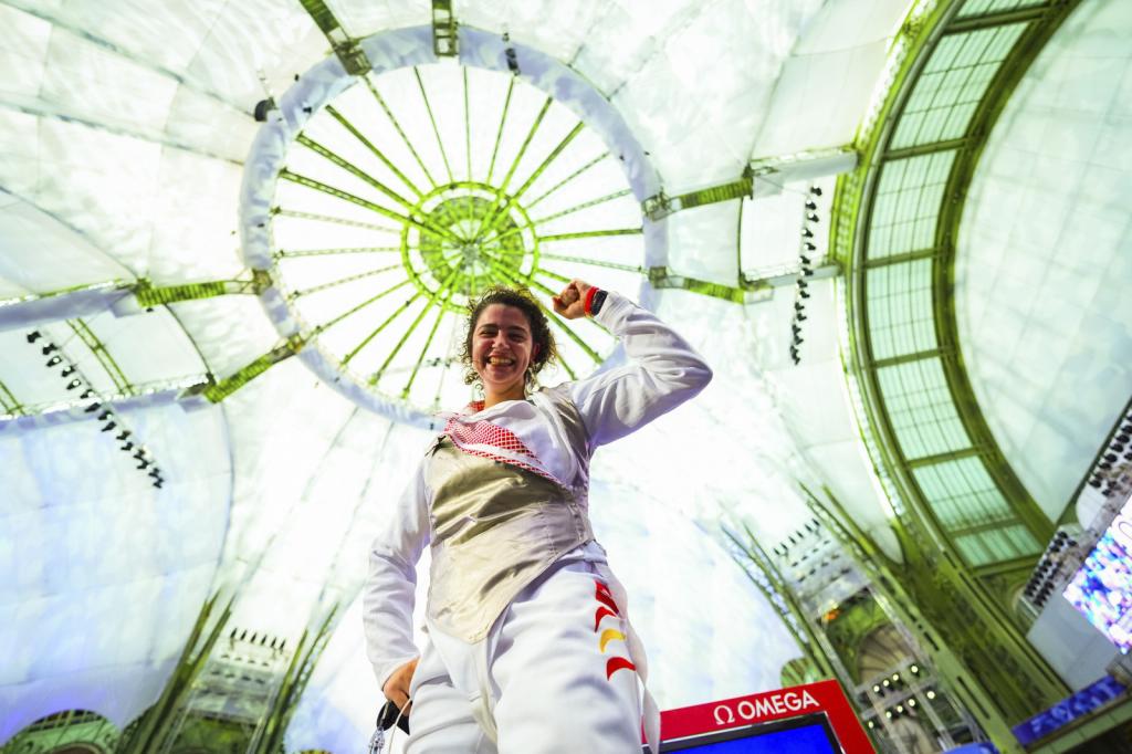 Judith Rodríguez celebra su bronce en florete en los Juegos Paralímpicos de París.