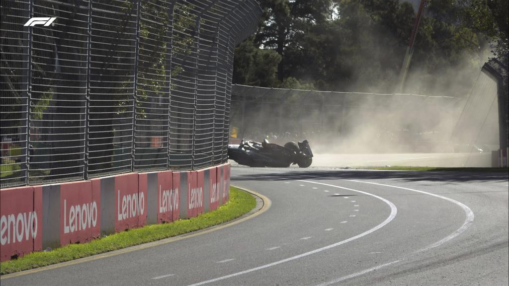 Momento de la salida de Russell en Australia, cuando perseguía a Fernando Alonso.