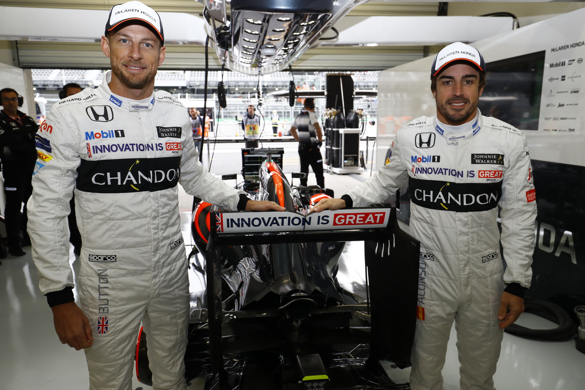 Alonso y Button, durante el Gran Premio de México de 2016 en McLaren Honda.