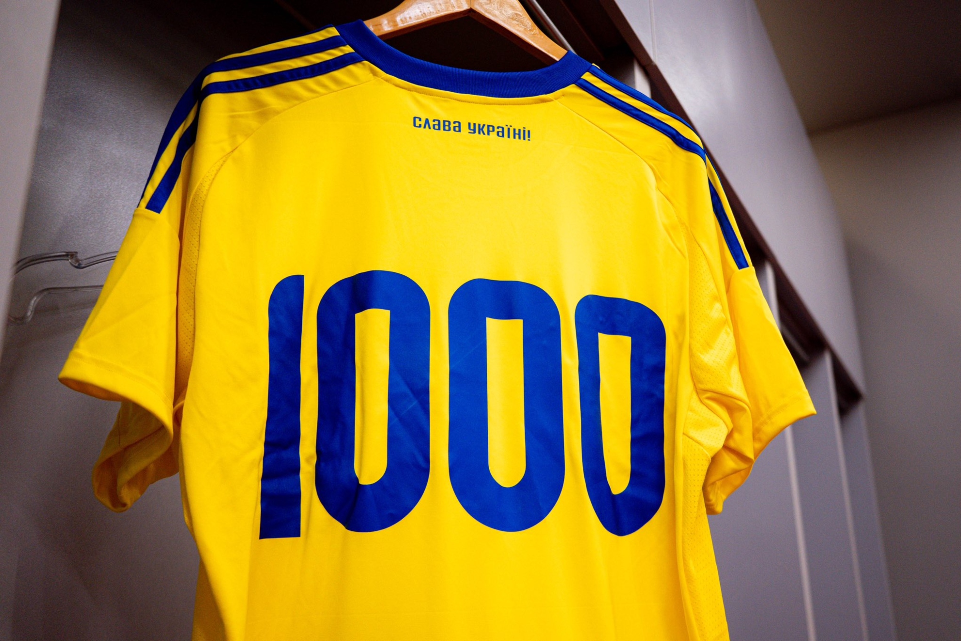 Camiseta de la selección de Ucrania con el número '1.000' conmemorando los mil días de inicio de la guerra con Rusia