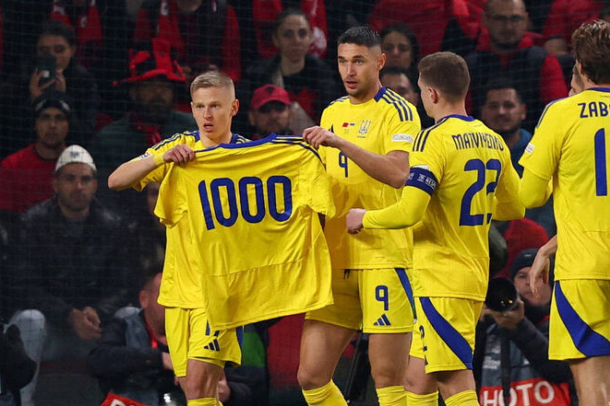 Zinchenko con la camiseta con el '1.000' en la espalda recordando los días que han pasado desde el inicio de la guerra de Ucrania y Rusia