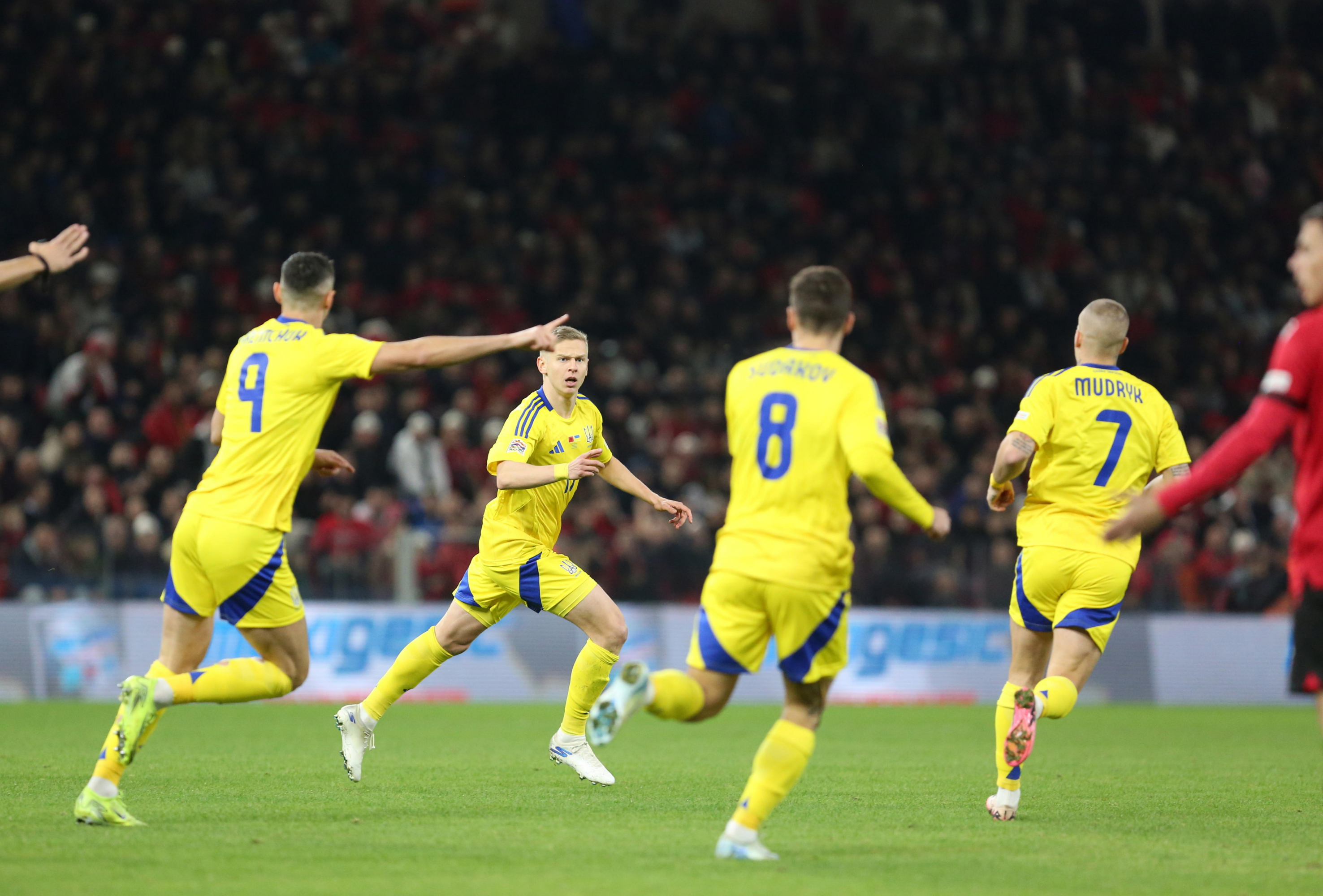 Oleksandr Zinchenko corre junto a sus compañeros en busca de la camiseta con el '1.000' a la espalda