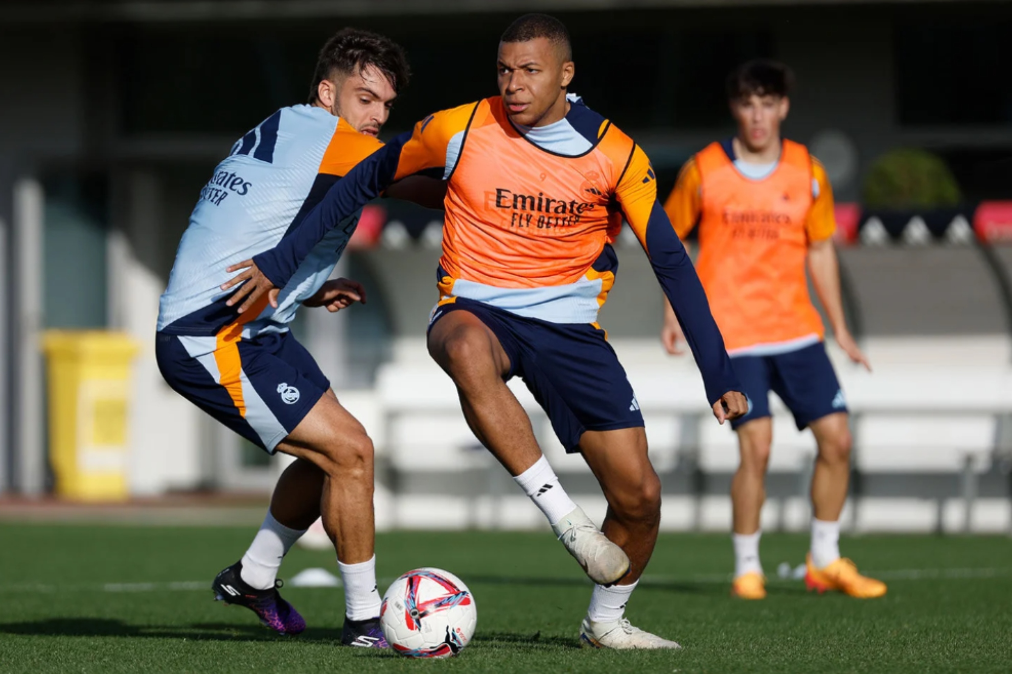 Asencio, junto a Mbappé en un entrenamiento de esta semana.