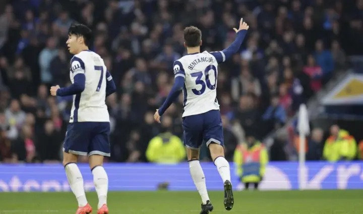 Bentancur y Heung-min Son, en un partido con el Tottenham.