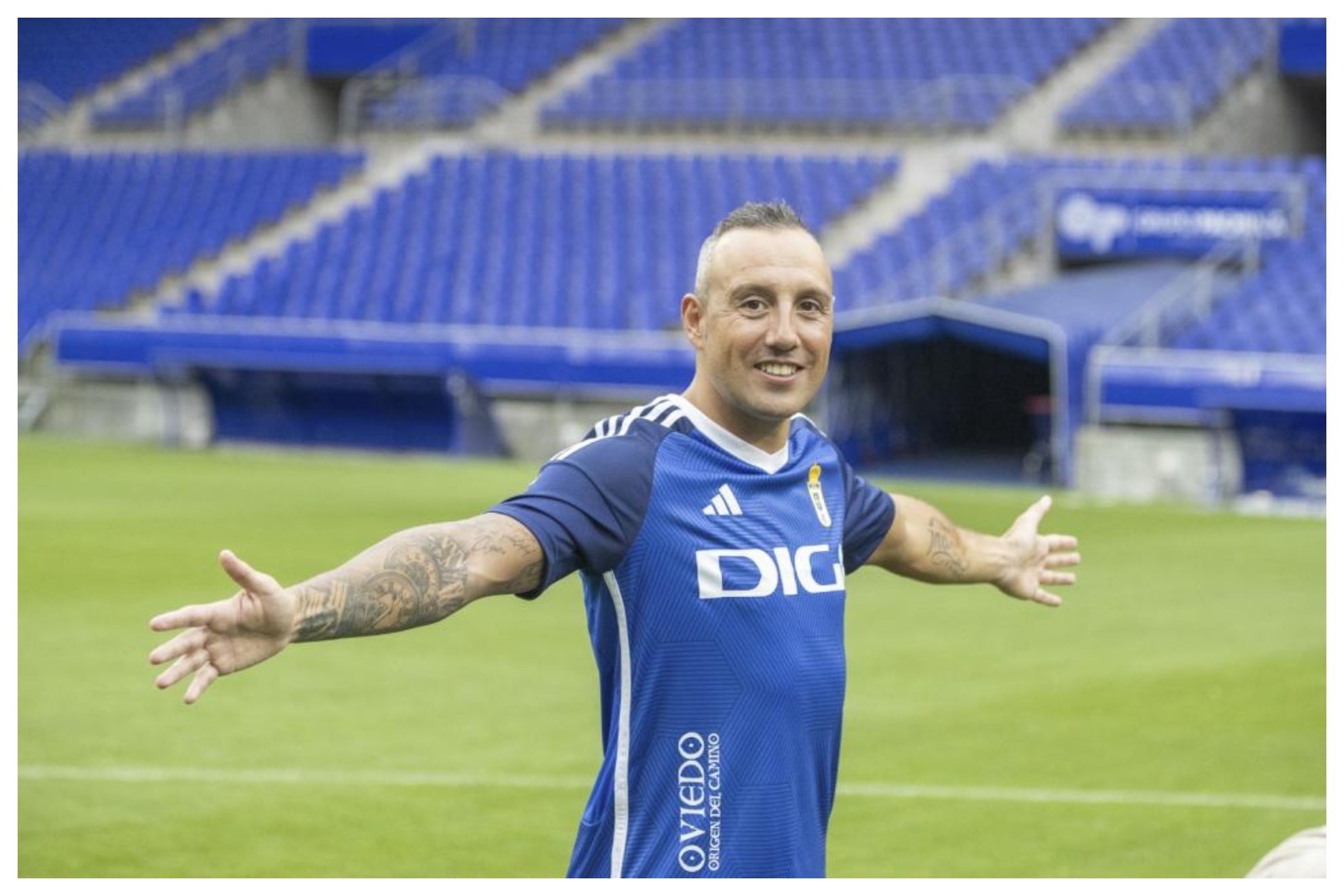 Santi Cazorla posa feliz en un Carlos Tartiere vacío