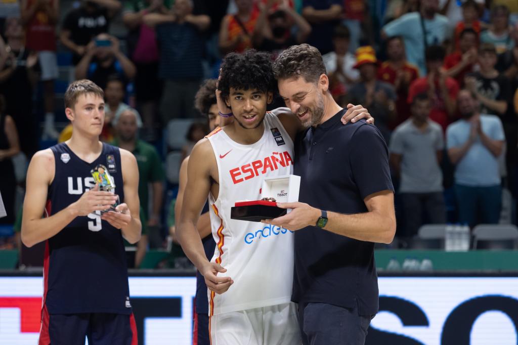 Izan Almansa collects from Pau Gasol the MVP trophy of the U17 World Cup in 2022.