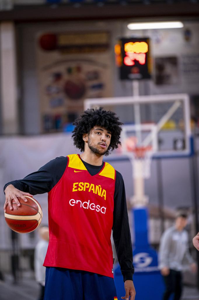 Izan Almansa, in a training of the Spanish team.