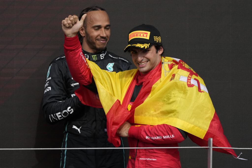 Hamilton observa a Sainz en el podio de Silverstone 2021.
