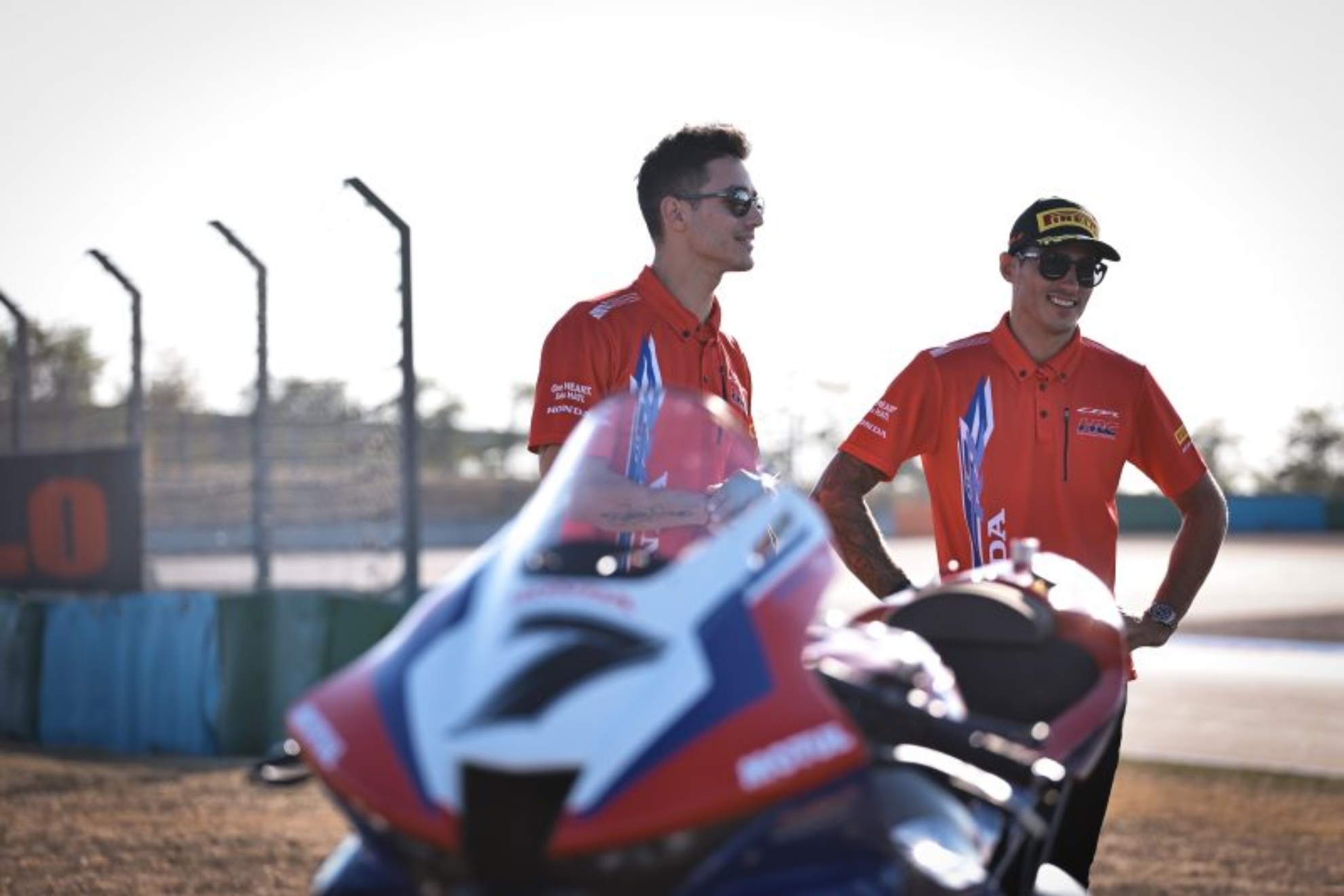 Iker Lecuona y Xavi Vierge, con la Honda.