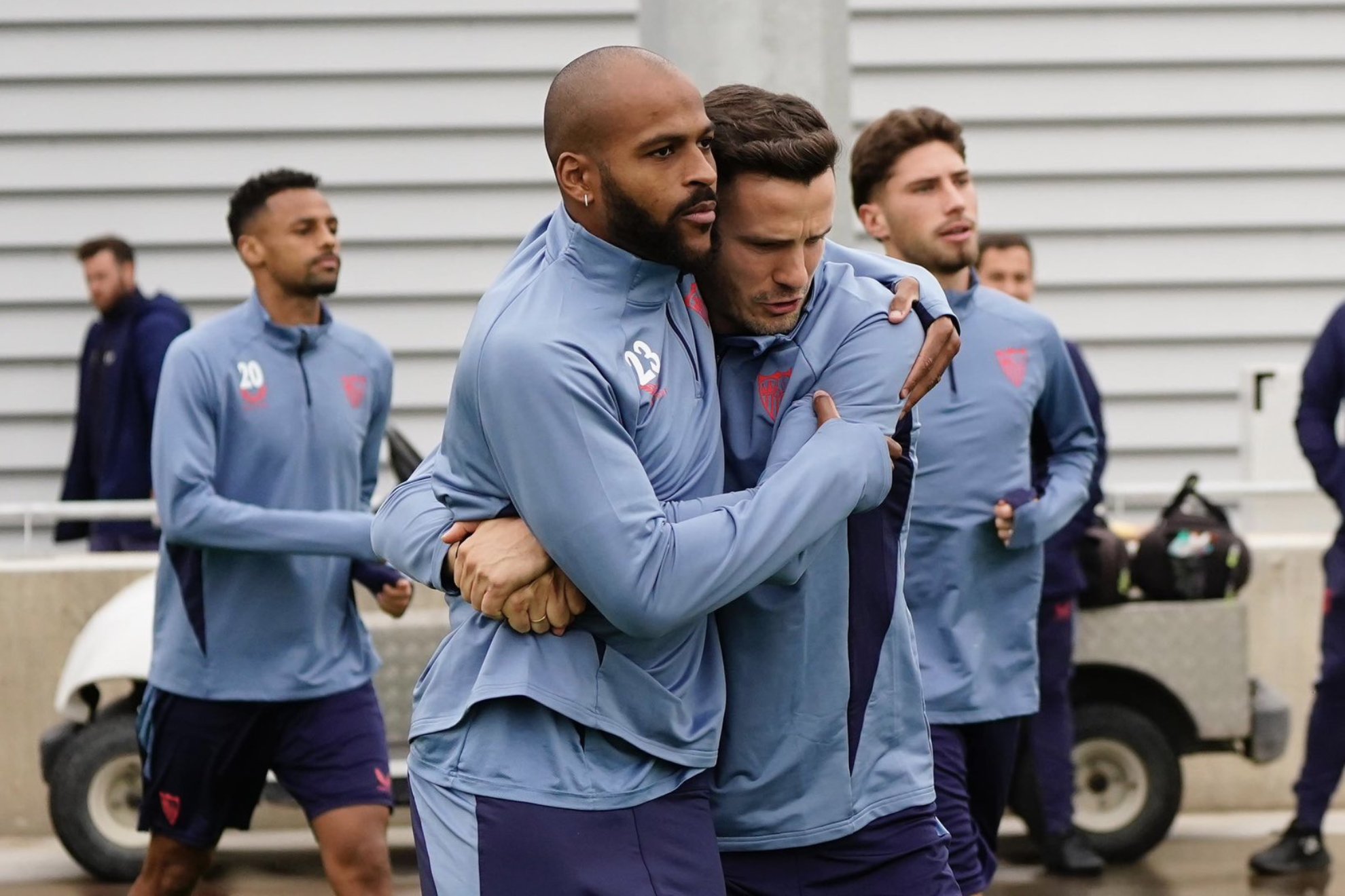 Marcao besa a Saúl al inicio del entrenamiento.