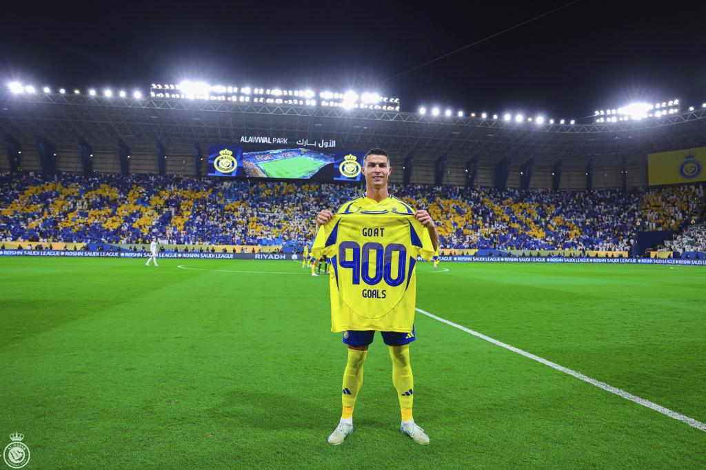 Cristiano Ronaldo con la camiseta que le regaló el Al Nassr por sus 900 goles como profesional