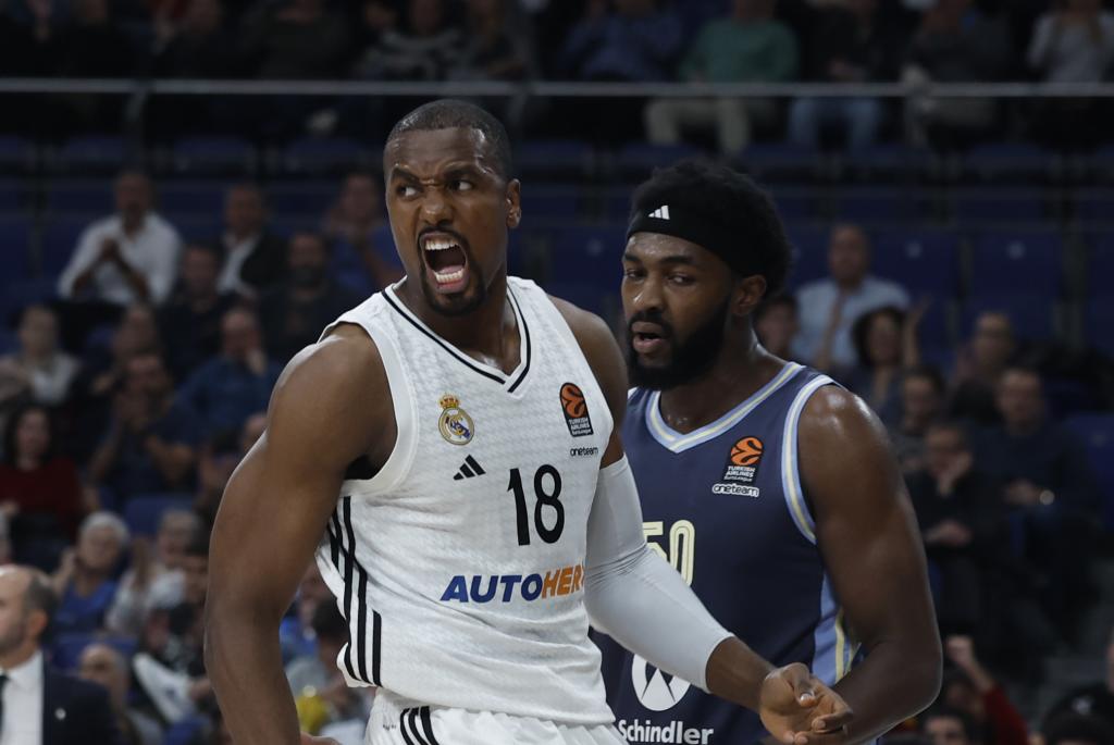 Serge Ibaka z wściekłością cieszy się z kosza.