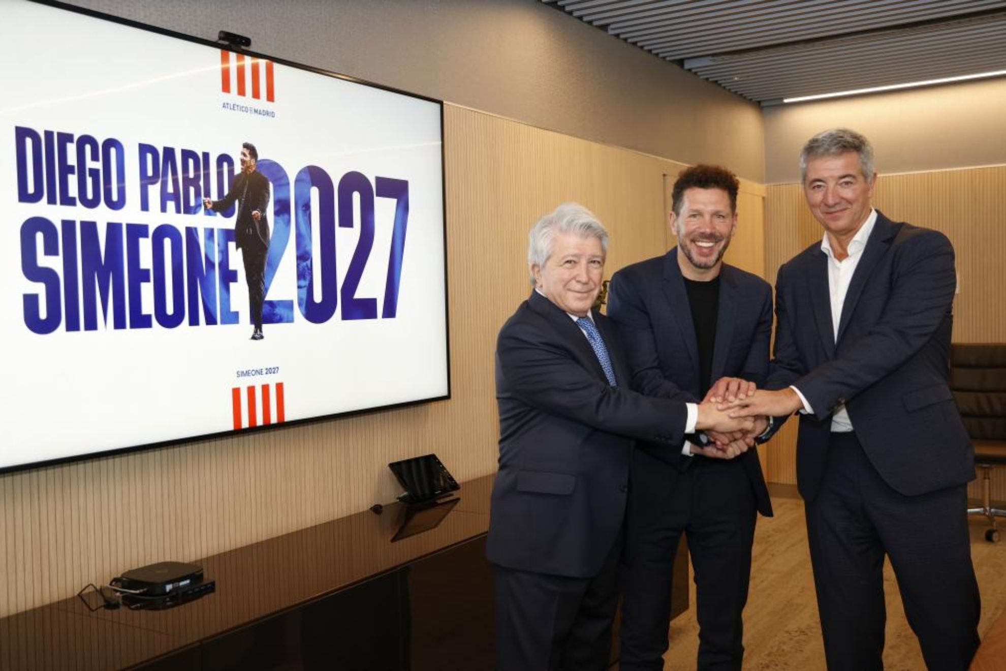 Simeone, in his last renewal with Cerezo and Gil Marín.