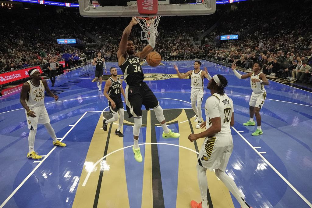 Antetokounmpo machaca el aro de los Pacers.