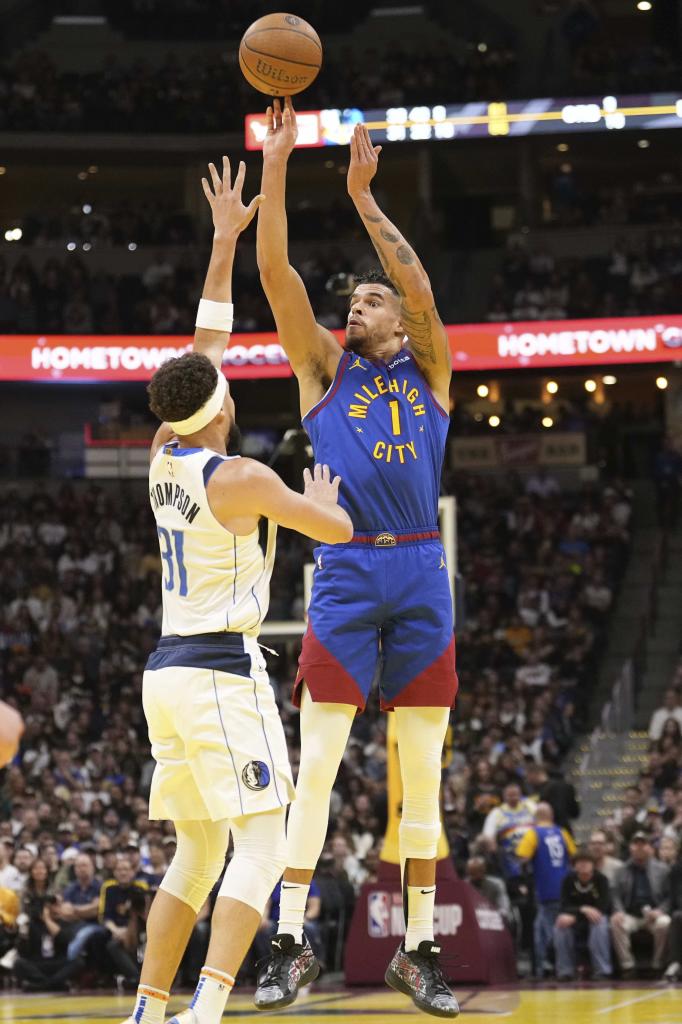 Klay Porter lanza delante de Klay Thompson.