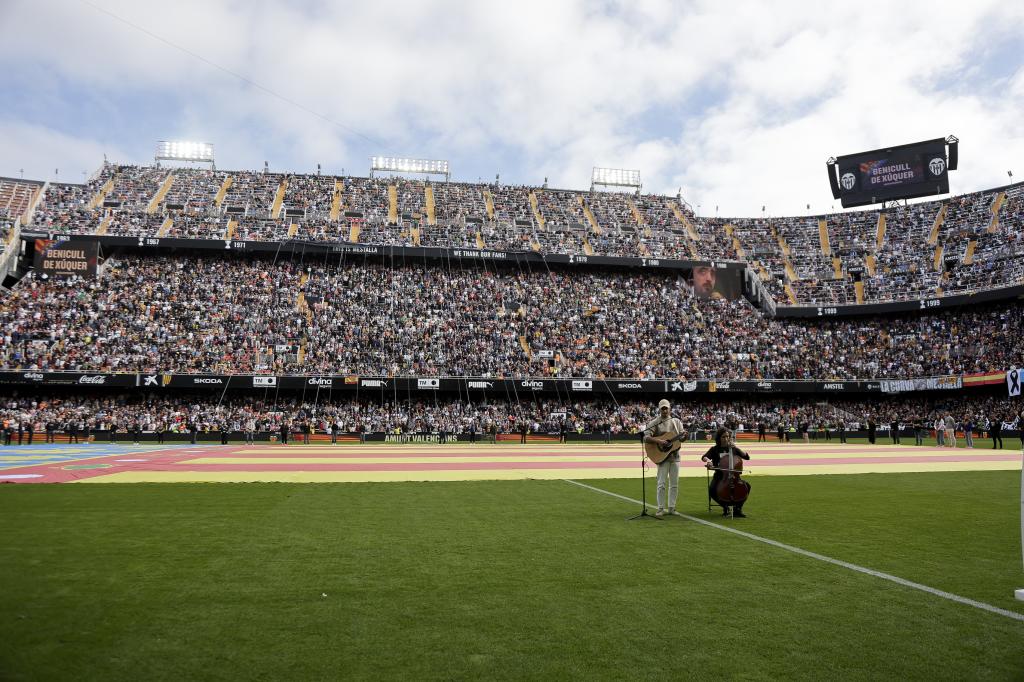 PARTIDO DE LIGA ENTRE VALENCIA Y BETIS HOMENAJE A LAS VÍCTIMAS DEL DANA DEN VALENCIA ANTES DEL ENCUENTRO DE FÚTBOL