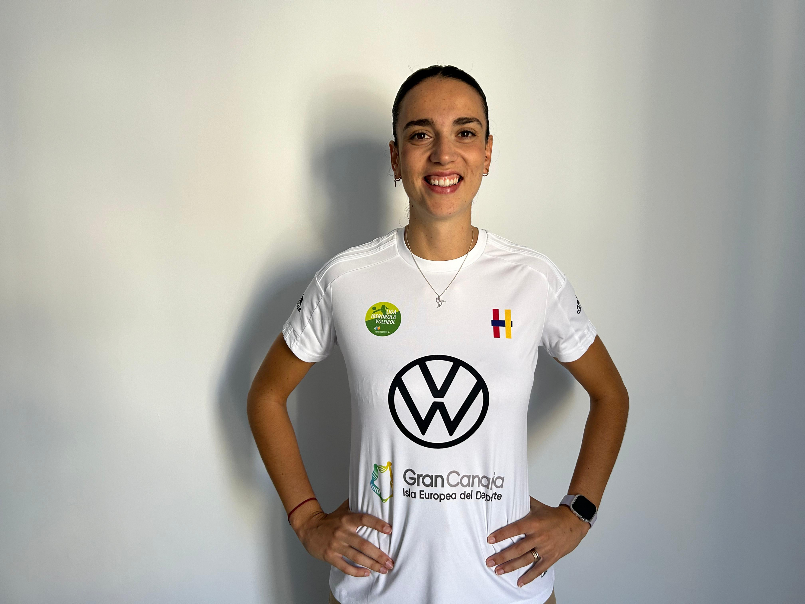 Ana Escamilla posando con la camiseta de su nuevo club, el Heidelberg, actual líder de la Liga Iberdrola de Voleibol